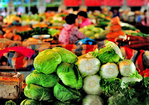 持續(xù)陰雨致蔬菜價(jià)格上漲 衡陽(yáng)本地菜渴望 流浪太陽(yáng)
